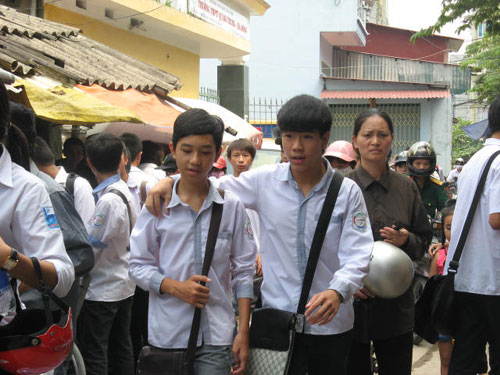 Truong THPT Quang Trung: Thay toan bo cua kinh mau de tranh \
