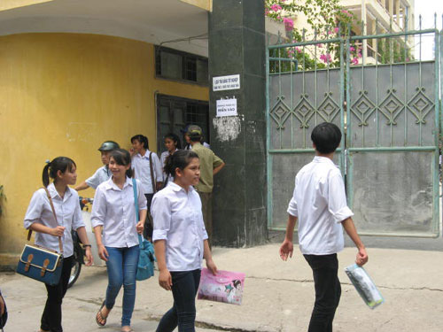 Truong THPT Quang Trung: Thay toan bo cua kinh mau de tranh \