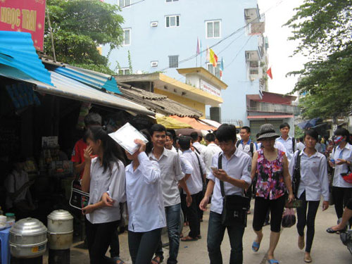 Truong THPT Quang Trung: Thay toan bo cua kinh mau de tranh \