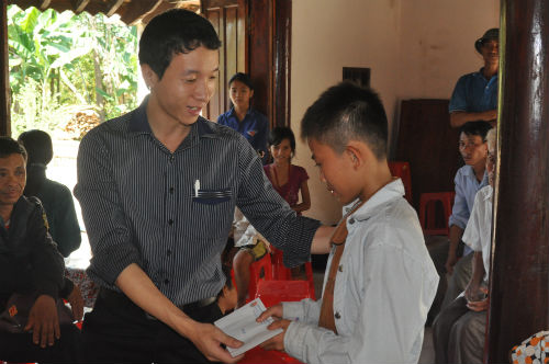 Bo truong tang bang khen cho nam sinh cuu 5 em nho bi duoi nuoc
