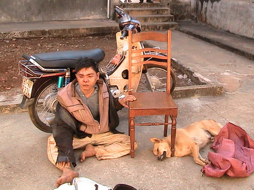 Cai gia phai tra cho ten trom cho ban sung vao 4 nguoi