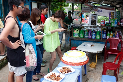 Minh Hang hanh phuc don sinh nhat bat ngo cung doan lam phim