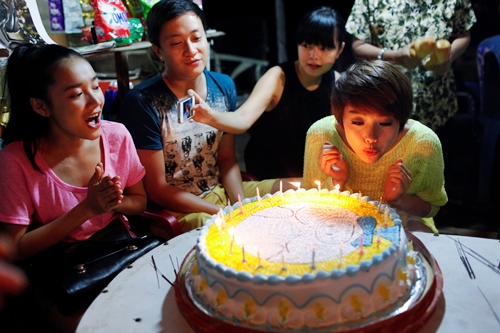 Minh Hang hanh phuc don sinh nhat bat ngo cung doan lam phim