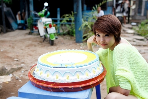 Minh Hang hanh phuc don sinh nhat bat ngo cung doan lam phim