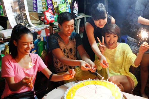 Minh Hang hanh phuc don sinh nhat bat ngo cung doan lam phim