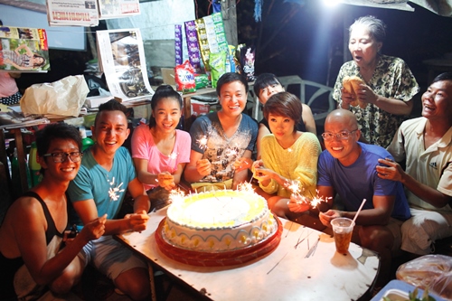 Minh Hang hanh phuc don sinh nhat bat ngo cung doan lam phim