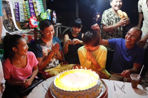 Minh Hang hanh phuc don sinh nhat bat ngo cung doan lam phim