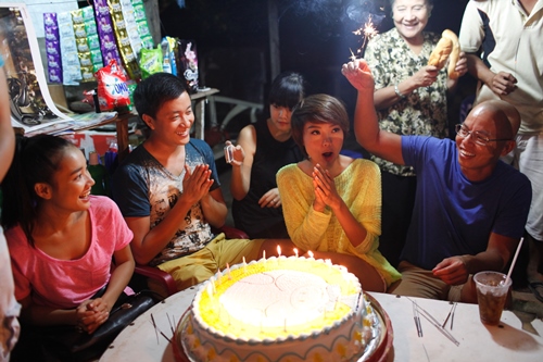 Minh Hang hanh phuc don sinh nhat bat ngo cung doan lam phim
