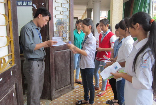 Gọi và kiểm tra trước khi thí sinh vào phòng thi