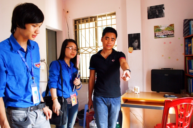 Sinh viên tình nguyện tìm nhà trọ giá rẻ tiếp sức mùa thi. Ảnh: NN
