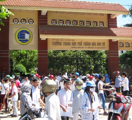 Thí sinh rời điểm thi trường THPT Đào Duy Từ với tâm trạng khá phấn khởi.