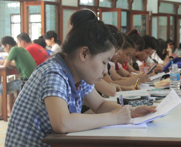 Chăm chú ôn thi.