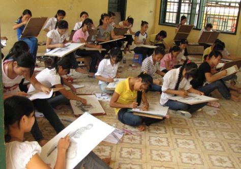 Thí sinh dự thi môn Vẽ khối V vào Đại học Kiến trúc