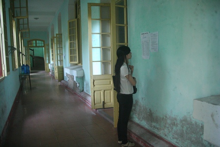 1 thí sinh đến rất sớm ở hội đồng thi Hai Bà Trưng (TP Huế). (Ảnh: Đại Dương)