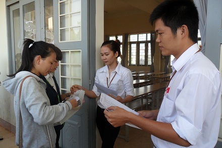 Giám thị trường ĐH Tây Nguyên gọi thí sinh vào phòng thi sáng 4/7. (Ảnh: Viết Hảo)