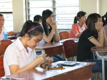 Trong phòng thi, thí sinh cũng kiểm tra lại giấy bút