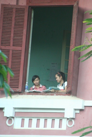 Thí sinh xem lại bài... (Ảnh: Đại Dương)