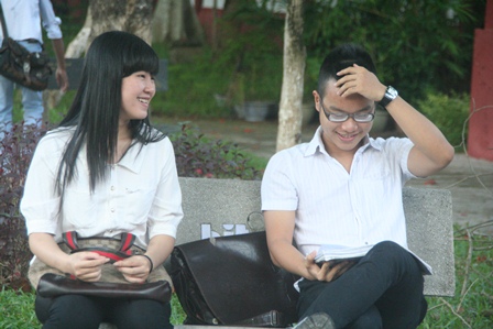 Cười tươi trước lúc thi. (Ảnh: Đại Dương)