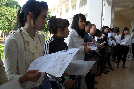 Phút hồi hộp của thí sinh trước khi vào phòng thi. (Ảnh: Viết Hảo)