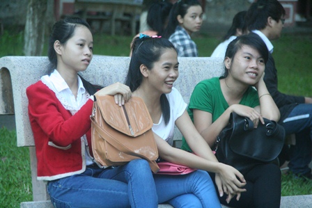 Cười tươi trước lúc thi. (Ảnh: Đại Dương)
