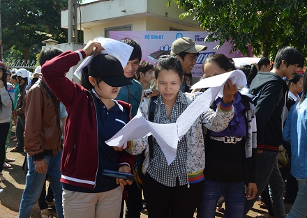 Thí sinh dự thi vào Trường ĐH Tây Nguyên trao đổi bài sau giờ Hóa, trưa 10/7. (Ảnh: Viết Hảo)