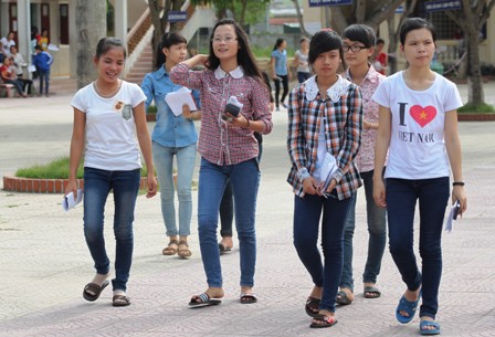 Thí sinh rời phòng thi môn Hóa với nhiều tâm trạng khác nhau (Ảnh: Nguyễn Duy).