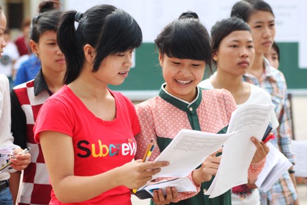 Thí sinh phấn khởi vì đề Hóa vừa sức (Ảnh: Doãn Hòa).
