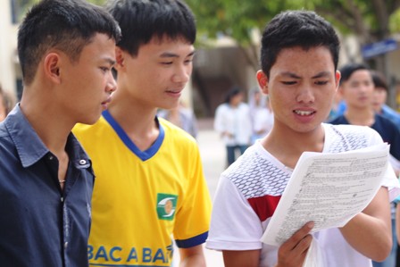 Các thí sinh tại điểm thi trường THCS Hà Huy Tập, TP Vinh cùng trao đổi lại 88Kinh Thể Thao, Casino Uy Tín (Ảnh: Doãn Hòa).