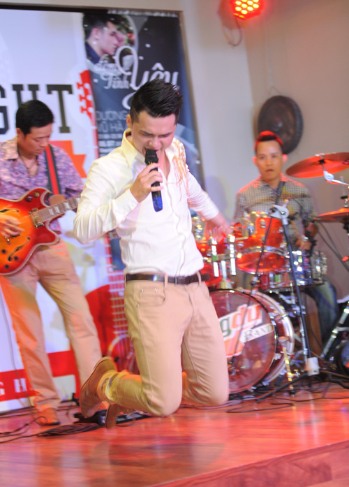 Duong Hoang Yen tinh tu hat cung ban trai hot boy