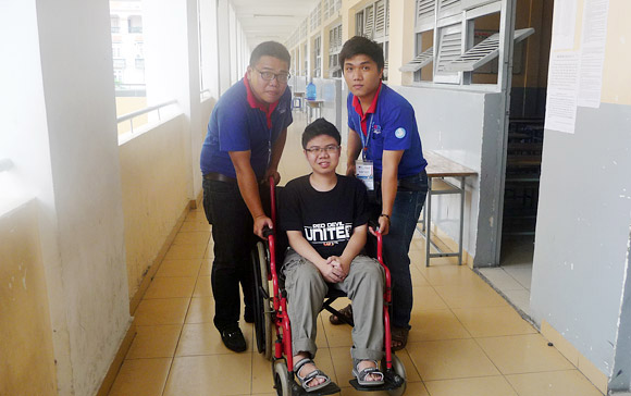 Nghi luc dang kham phuc cua nhung si tu dac biet trong ky thi dai hoc 2013