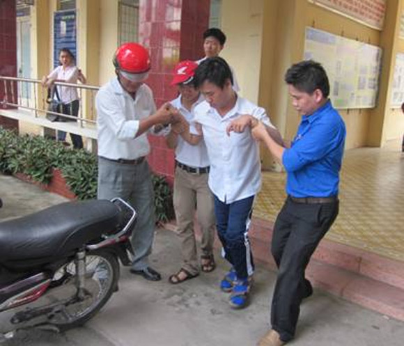 Nghi luc dang kham phuc cua nhung si tu dac biet trong ky thi dai hoc 2013
