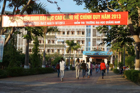Thi sinh trom dien thoai van duoc cham bai thi dai hoc