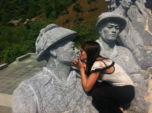 Hinh anh phan cam nu sinh ngoi tren dau tuong dai keo phao o Dien Bien Phu