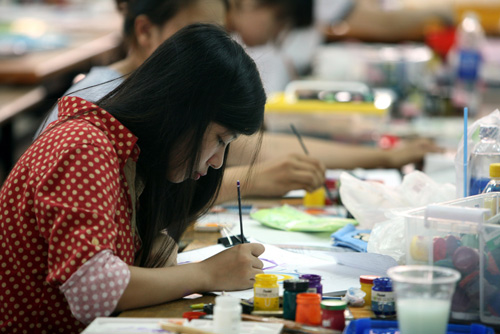 Thí sinh dự thi môn năng khiếu tại Trường ĐH Kiến trúc TP.HCM năm 2013 
