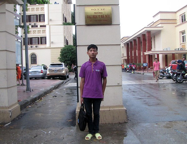 Ua nuoc mat thu khoa DH Y di dep to ong den nhap hoc