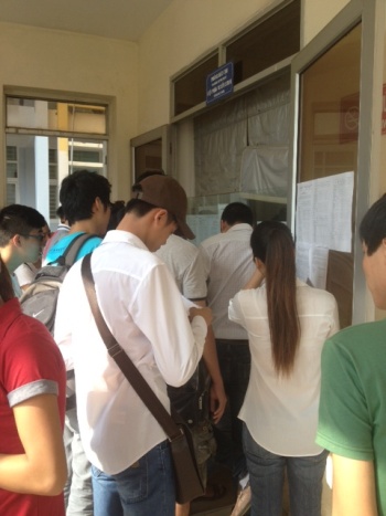 Thí sinh nộp hồ sơ xét tuyển NV2 tại trường ĐH Điện lực vào chiều ngày 26/8.