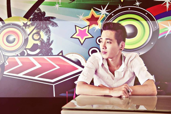 Nghe các nàng bày mưu giúp chàng tỏ tình thành công
