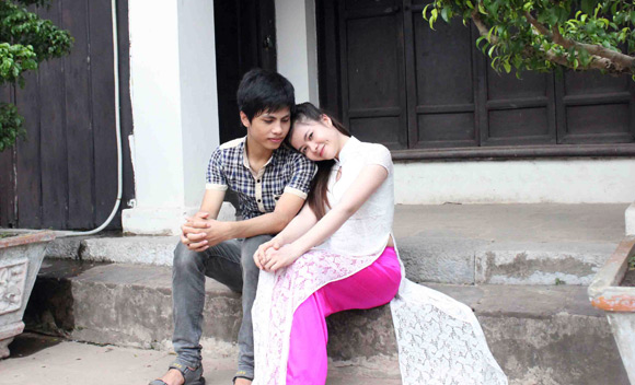 Nghe các nàng bày mưu giúp chàng tỏ tình thành công