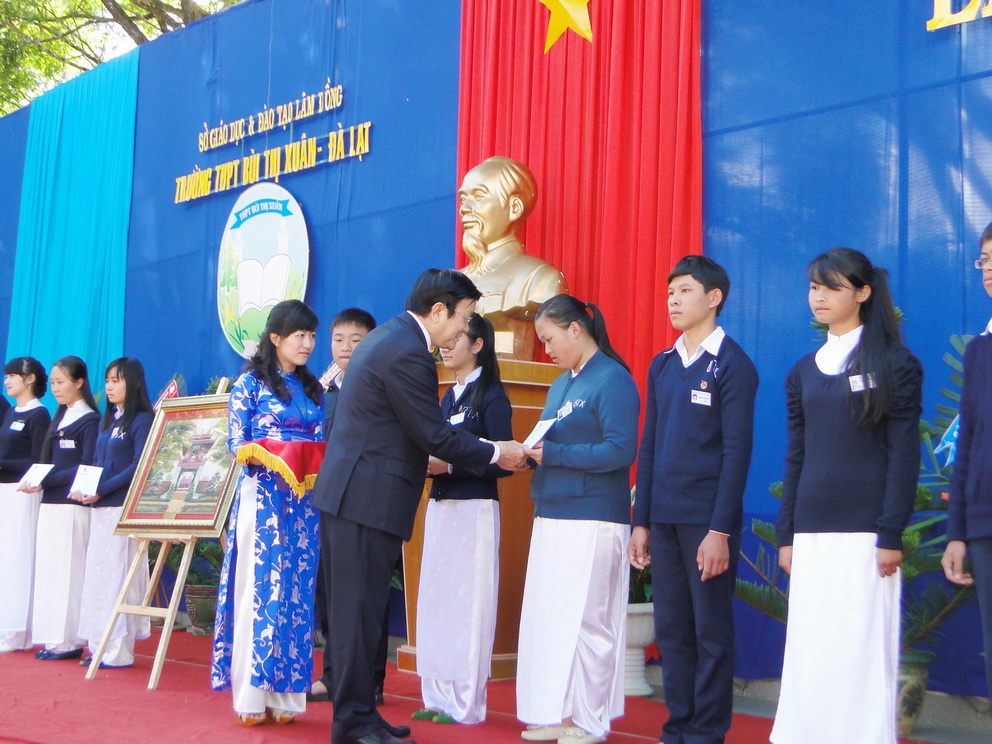 Chủ tịch nước trao học bổng cho học sinh nghèo vượt khó, học giỏi.JPG