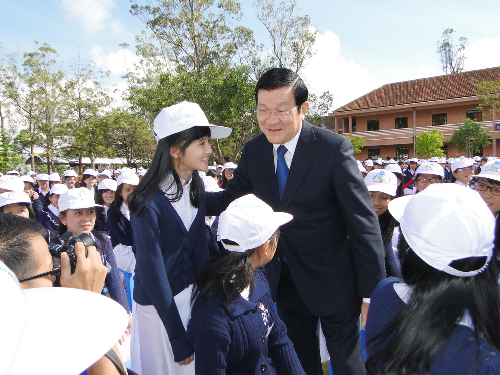 Chủ tịch nước lắng nghe lời tâm sự của một học sinh.JPG