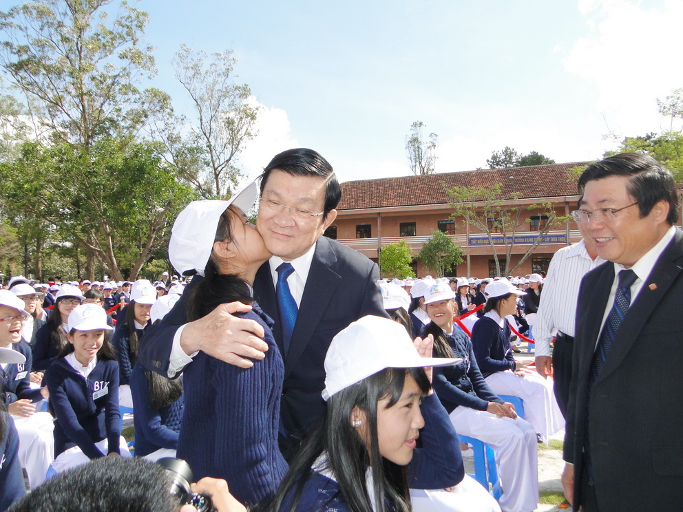 Nụ hôn của em học sinh gửi chủ tịch nước để lại nhiều xúc cảm cho mọi người.JPG