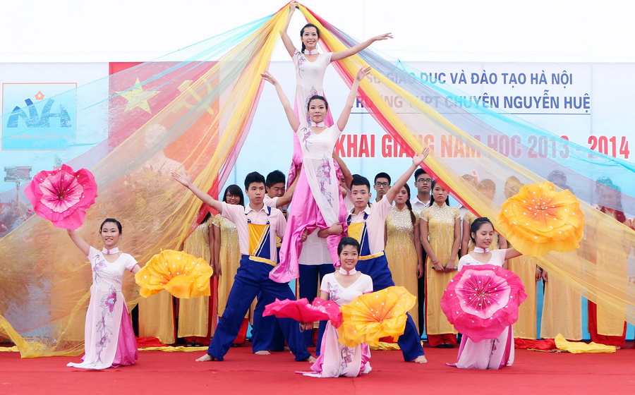 Ca nuoc tung bung ngay le khai giang