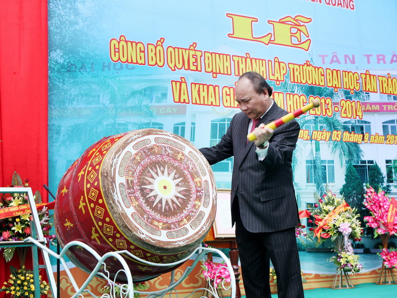 Ca nuoc tung bung ngay le khai giang