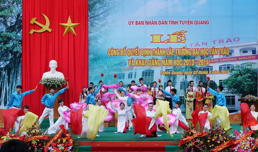Ca nuoc tung bung ngay le khai giang
