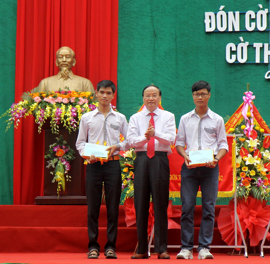 Ca nuoc tung bung ngay le khai giang