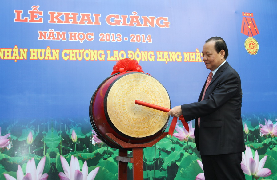 Ca nuoc tung bung ngay le khai giang