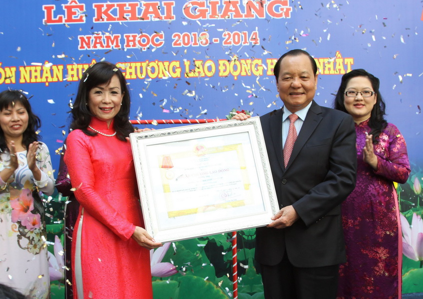 Ca nuoc tung bung ngay le khai giang