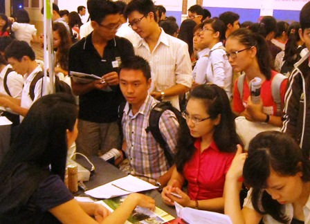Nhiều cử nhân đánh mất cơ hội vì đánh giá bản thân quá cao so với năng lực (Ảnh minh họa). 