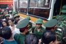 Tân binh trẻ bịn rịn chia tay ngày nhập ngũ