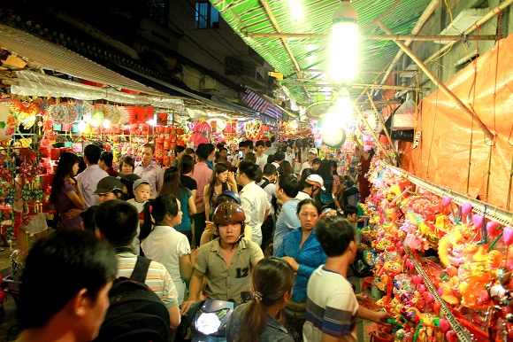 Chưa đến Trung thu phố đèn lồng đã đông nghẹt người